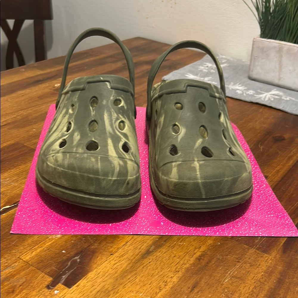 Crane Men's Green Camo Slip-On Sandals Size: 11-12